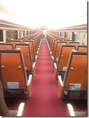 青いロマンスカー車内
